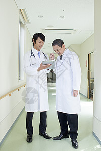 两位医生讨论工作图片
