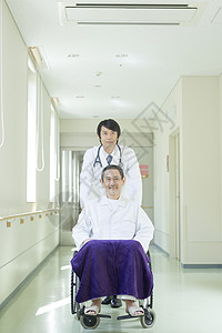 医院走廊上的医生和患者图片
