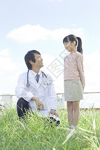 草地上的医生和小女孩图片
