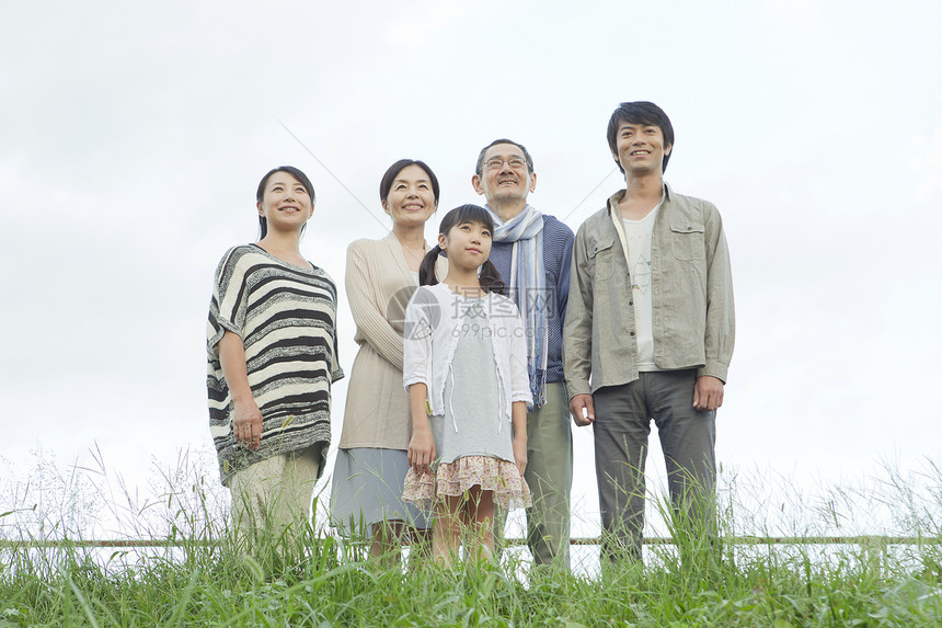 站在草地上的家庭三代图片