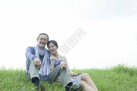 草地上的中老年夫妻图片