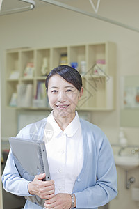 微笑的护士肖像背景图片