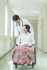 医院走廊推轮椅的医生图片