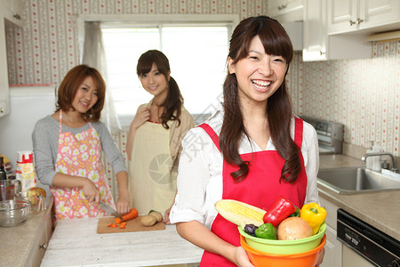 青年女孩居家烹饪美食图片
