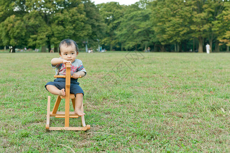 宝贝在公园里玩木马图片