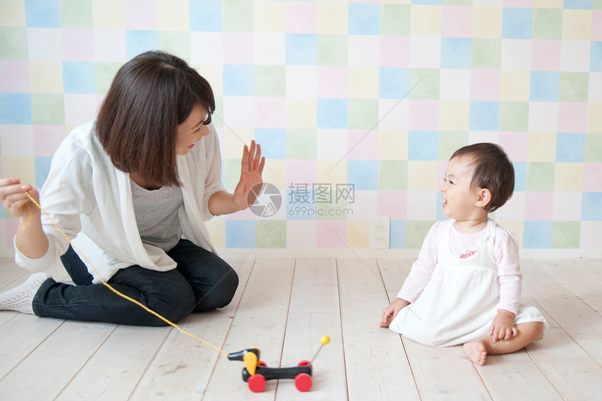 妈妈陪伴孩子在客厅里玩图片