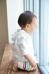 小宝宝坐在客厅窗边图片