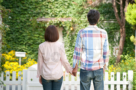 情侣在公园散步背影图片