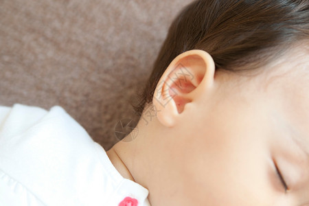 婴儿耳朵婴儿宝贝睡觉时的耳朵特写背景
