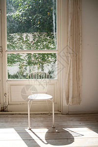客厅窗户前的古董椅子图片