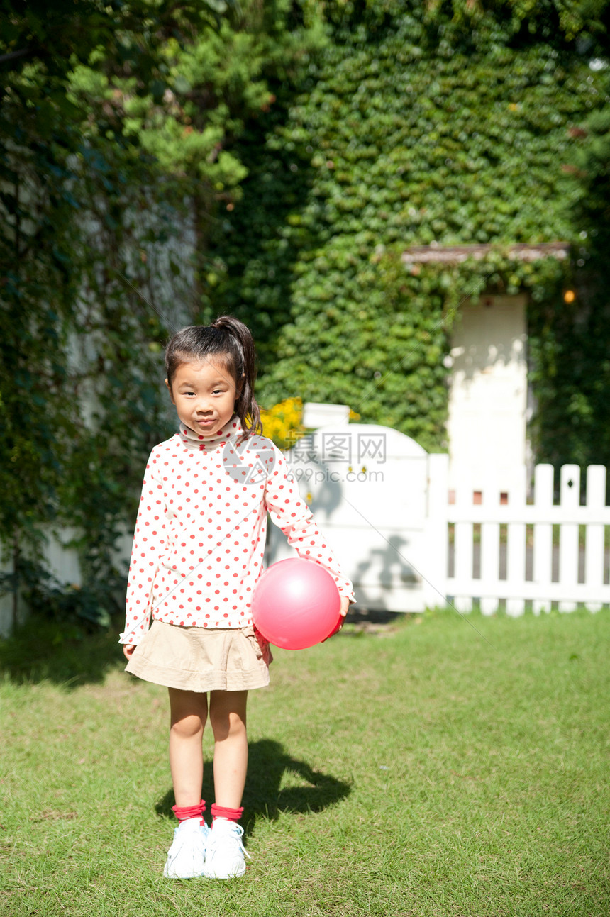 在花园里玩皮球的女孩图片