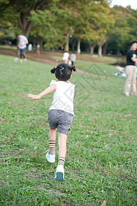 在公园里奔跑的女孩背影图片