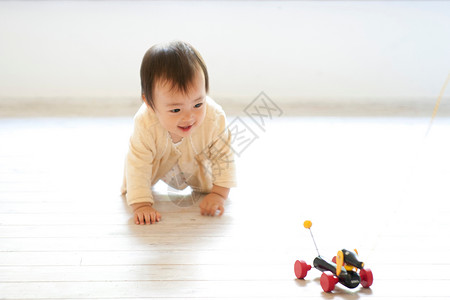 婴儿宝宝在客厅里玩耍爬行背景图片