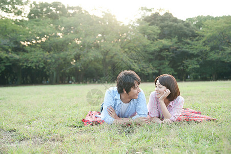 一对夫妇去公园草地野餐图片