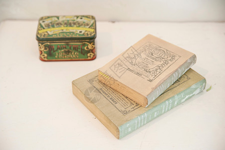 古董罐子和书籍背景图片
