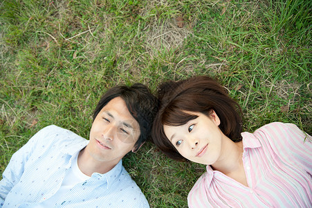 躺在草地上的情侣图片