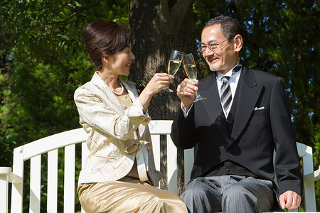 优雅中年夫妻在花园里敬酒图片