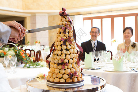 结婚宴会上切蛋糕高清图片