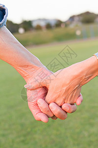 握手的夫妇手部特写背景图片