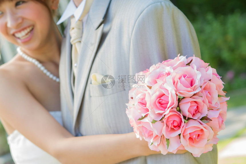 男新婚干净粉红玫瑰新娘花束图片