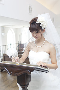 婚礼签署誓言的新娘图片