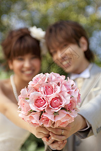 新娘和新郎传递花束图片