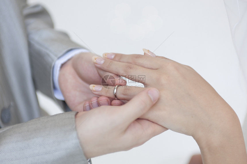 结婚交换戒指特写图片