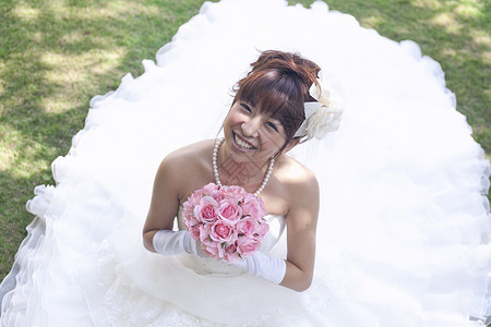 手拿玫瑰花的幸福新娘图片