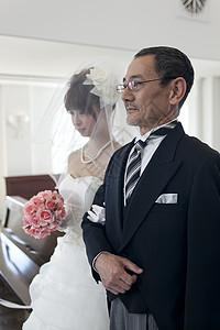 步入礼堂的新娘和父亲图片