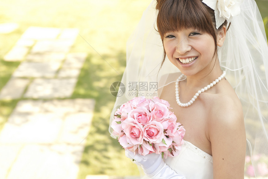 幸福的新娘和花束图片