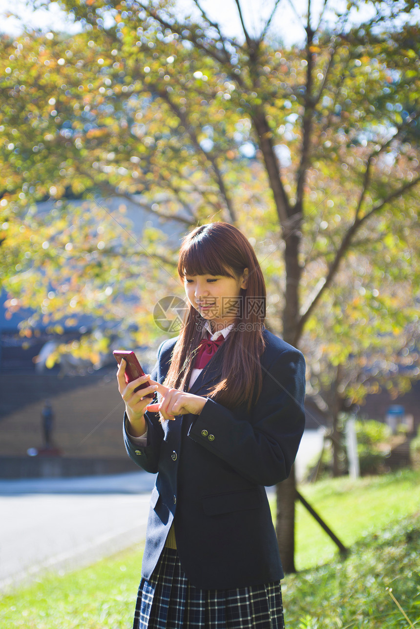 在学校使用手机的女高中生图片