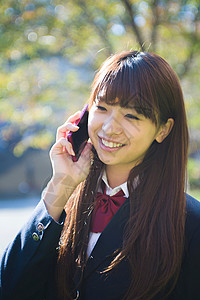 在学校打电话的女高中生图片