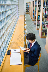 男高中学生在图书馆学习图片