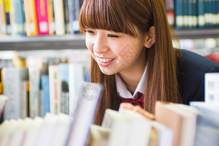 女高中学生在图书馆里找书图片