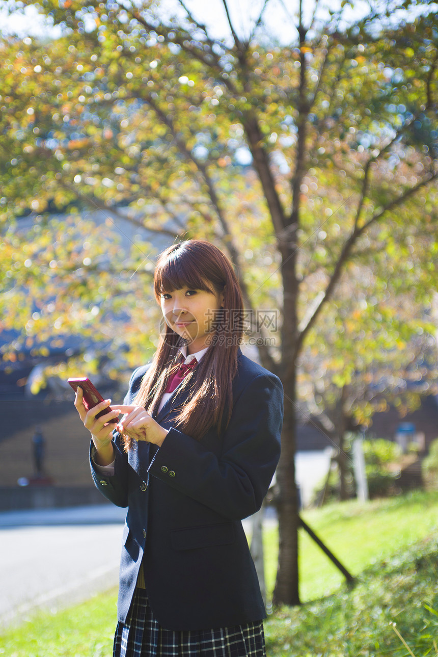 使用手机的学校女孩图片