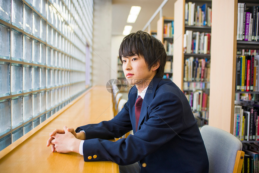 高中学生在图书馆学习图片