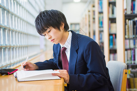 高中学生在图书馆图片