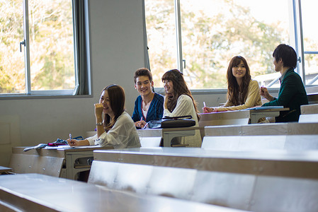 大学生校园教室上课形象图片