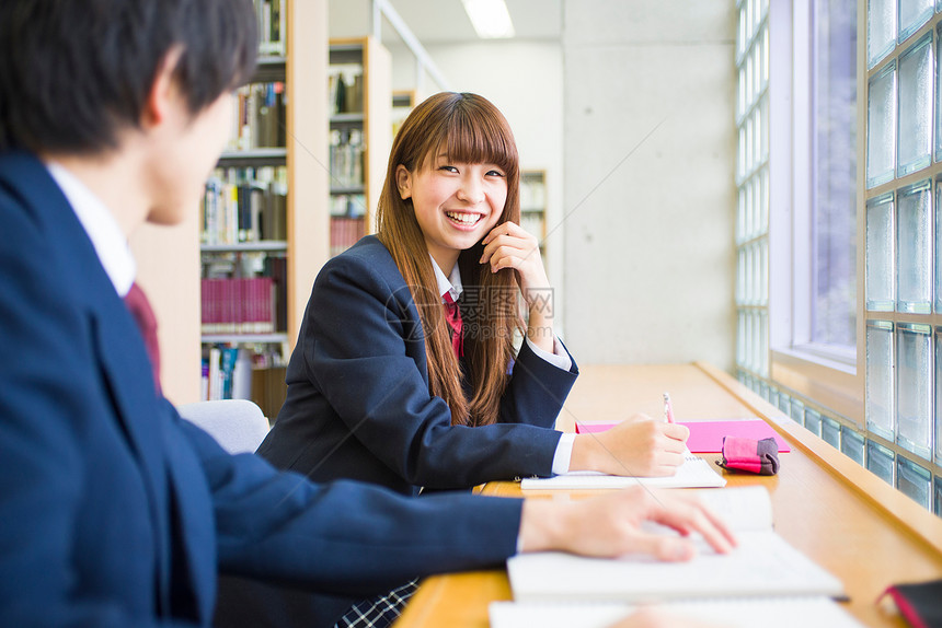 高中学生在图书馆学习形象图片