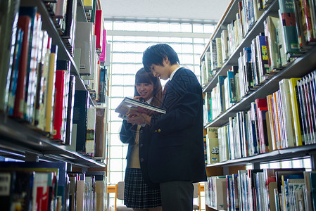 高中学生在图书馆里图片
