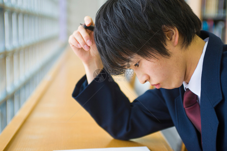 考试学习的高中学生在图书馆图片