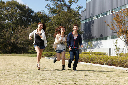 大学生校园户外奔跑形象图片