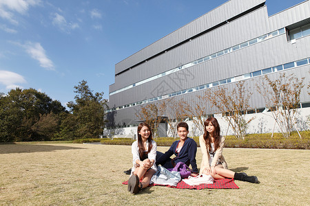 青年大学生校园野餐放松图片