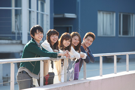 学校屋顶上的大学生图片