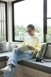 中老年男性居家阅读形象图片