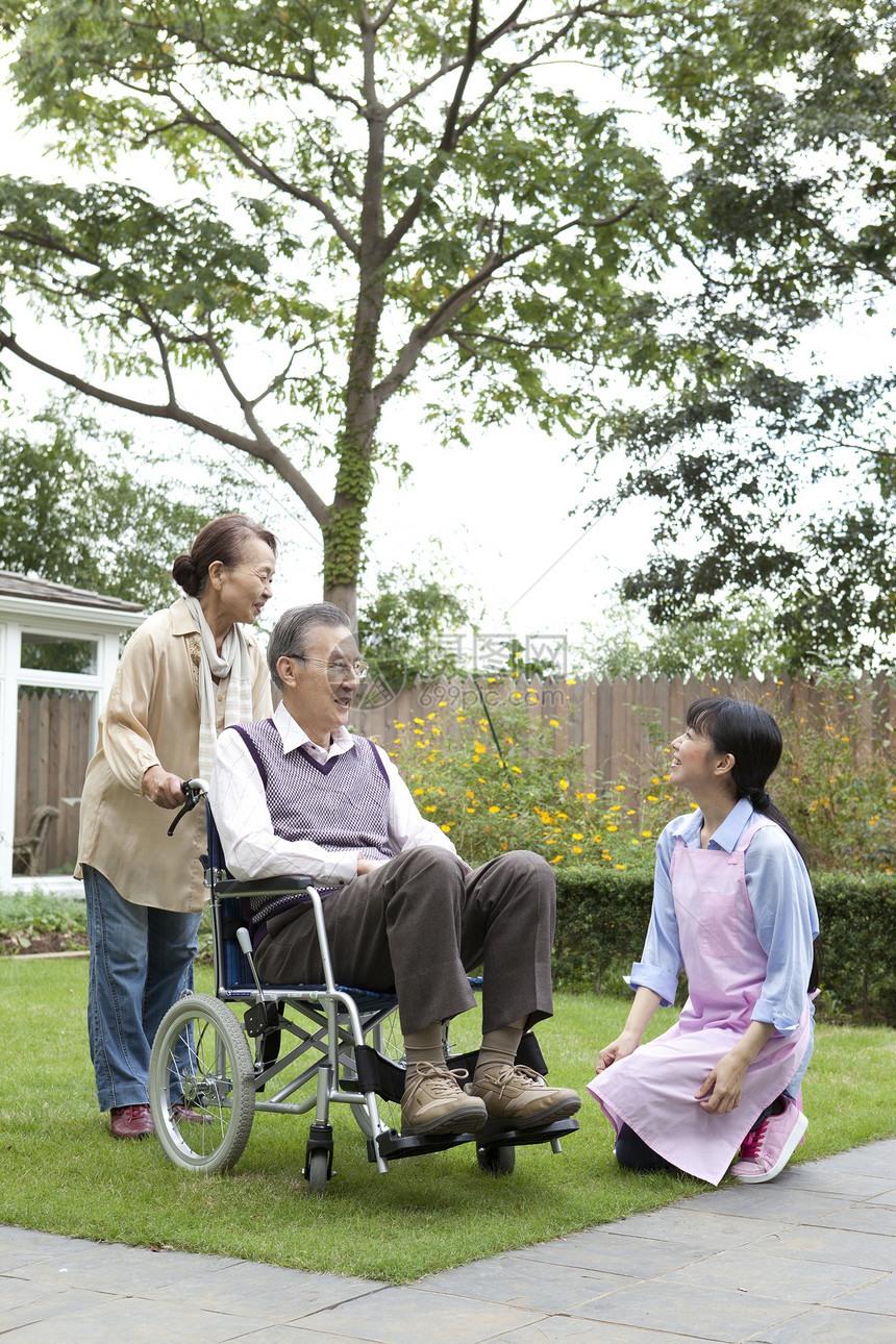 护理看护照顾轮椅上的老年人图片