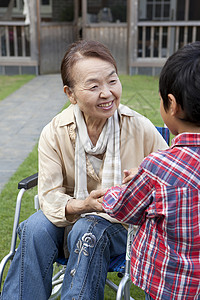 孙子陪伴轮椅上的奶奶图片