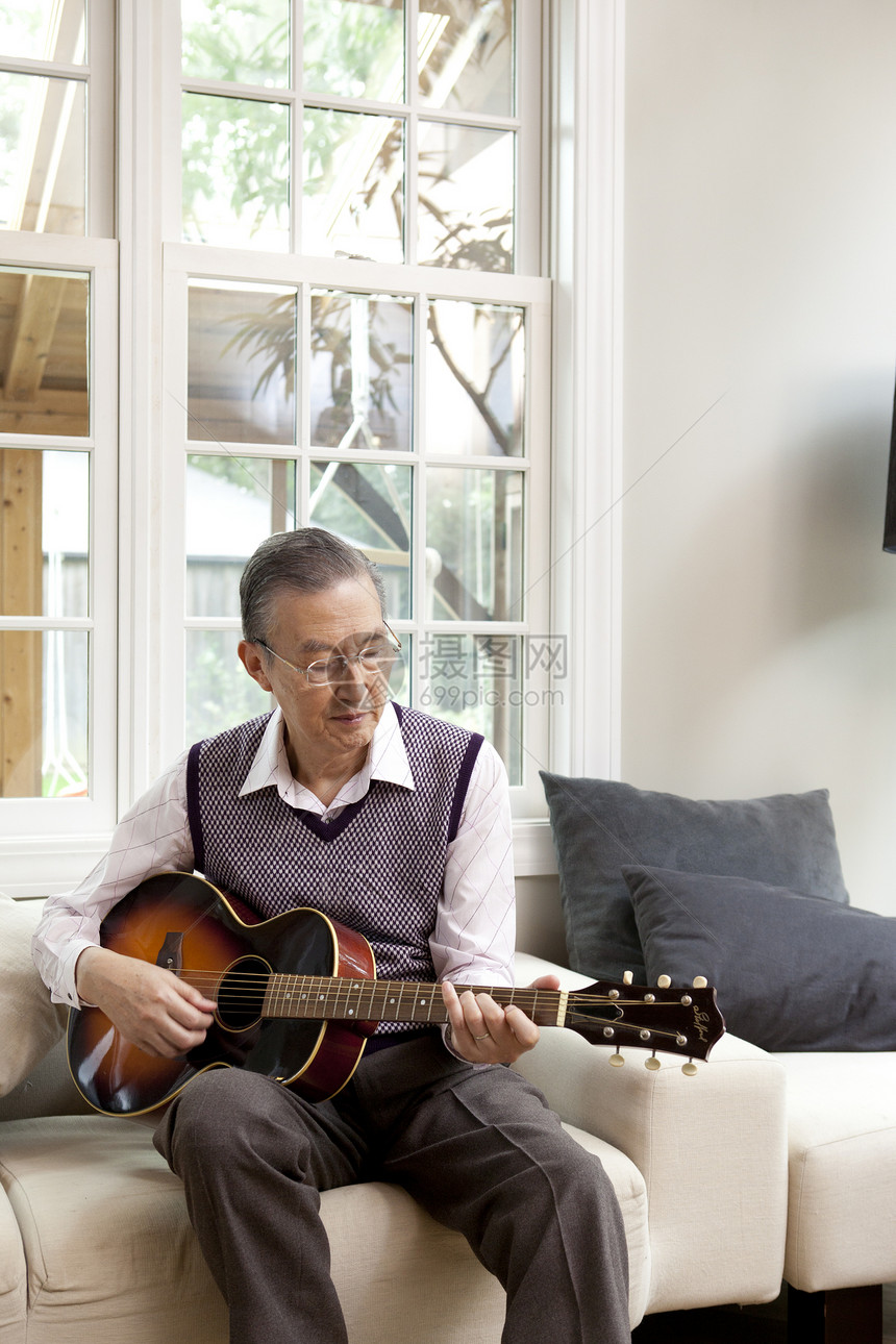 老年人居家学习弹吉他图片