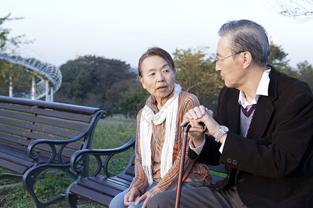 公园里相互陪伴的老年夫妻图片