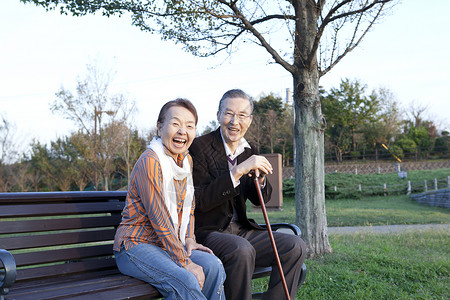 公园里休闲的老年夫妻图片